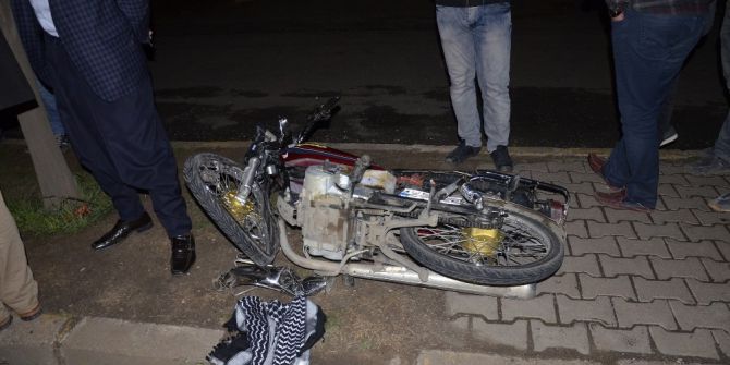 Motosiklet Otomobile Arkadan Çarptı: 2 Yaralı