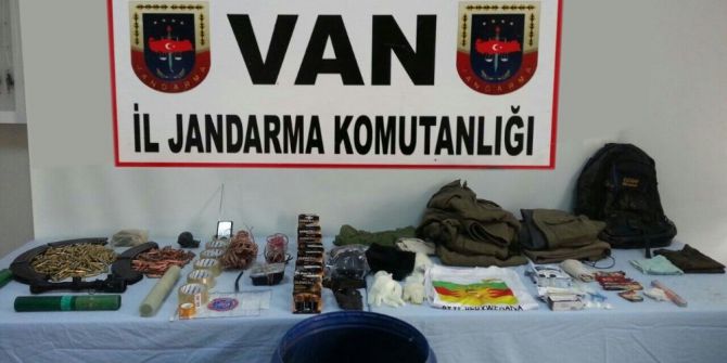 Muradiye’de Dere Yatağında Silah Ve Mühimmat Bulundu
