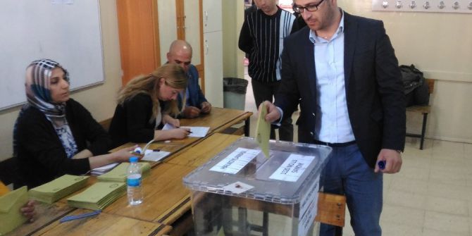 Yaşlılar Bastonlarıyla Sandığa Koştu