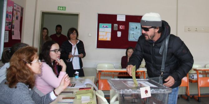 Ünlü Oyuncu İlker Aksum, Mührü Oy Kullandığı Bölümde Unuttu