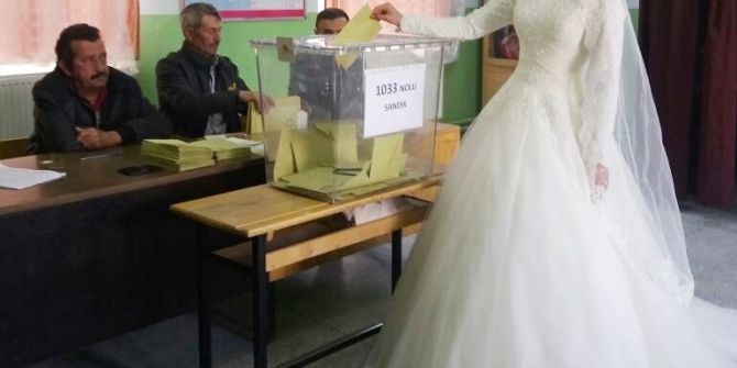 Referandumda Gelinlikle Oy Kullandı