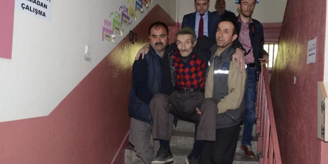 Yaşlı Adam Oy Kullanacağı Okula Kucakta Taşındı