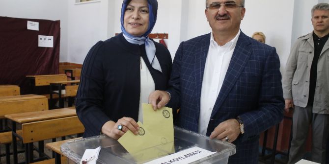 Antalya Valisi Münir Karaloğlu Eşiyle Birlikte Oyunu Kullandı