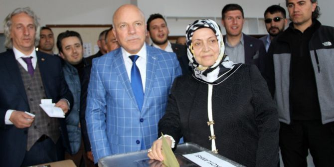 Başkan Sekmen, Oyunu Eşi İle Birlikte Kullandı