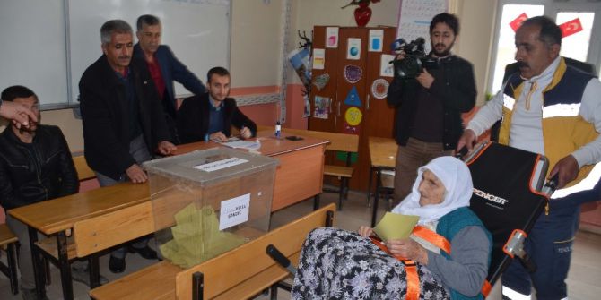 Sedyeyle Oy Kullanmaya Getirildi