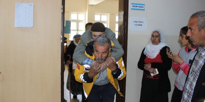 Sağlıkçıların Sırtında Oy Kullandılar