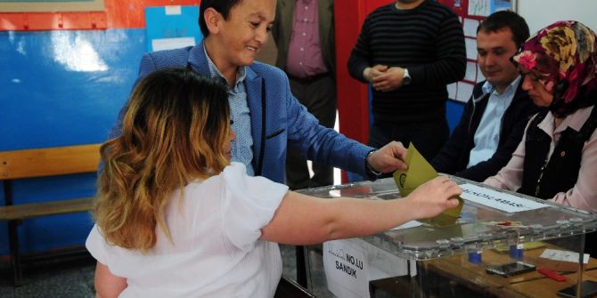 7 Cücelerin ’Meraklısı’ İle Eşi Oylarını Kullandı