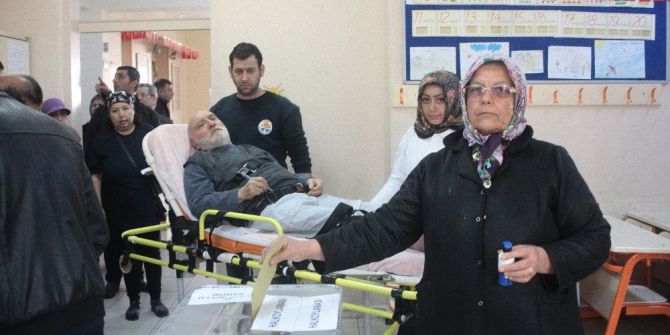 Ambulanslarla Yataktan Sandığa Götürüldüler