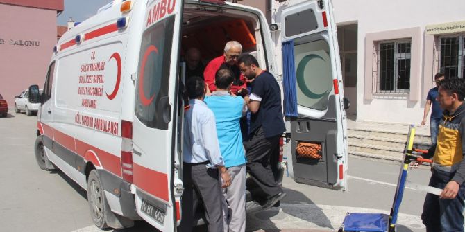 72 Yaşındaki Hasta Vatandaş Oy Kullanmaya Ambulansla Geldi