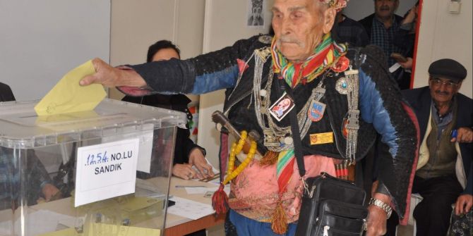 85’lik Kıbrıs Gazisi Oyunu Efe Kıyafetiyle Kutladı