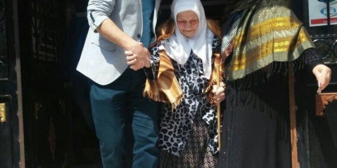 100 Yaşında Sandık Başına Gitti