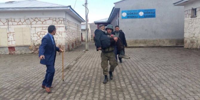 Oy Kullanmaya Giden Dedeye Jandarma Desteği