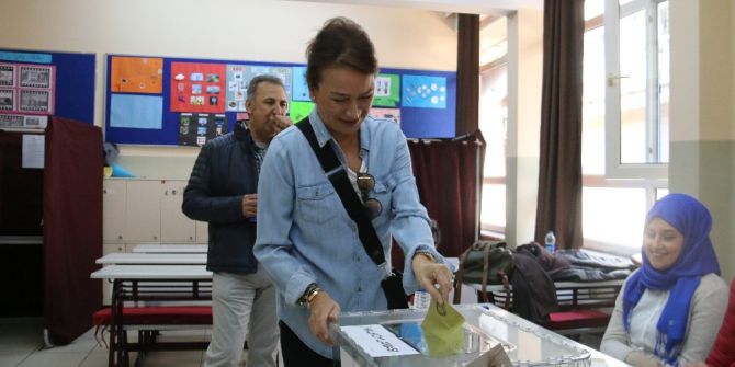 Ünlü Oyuncu Demet Akbağ, Oyunu Kullandı