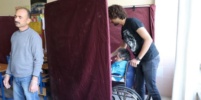 Doğuştan Kas Hastası Seçmen Tekerlekli Sandalyesi İle Oy Kullanmaya Gitti