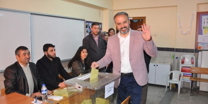 Başkan Aktaş, Oyunu Rabia İşaretiyle Kullandı