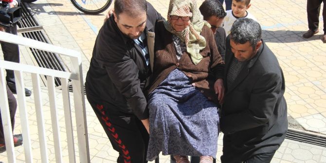 Yaşlı Kadın Sağlık Görevlilerinin Kollarında Sandığa Gitti