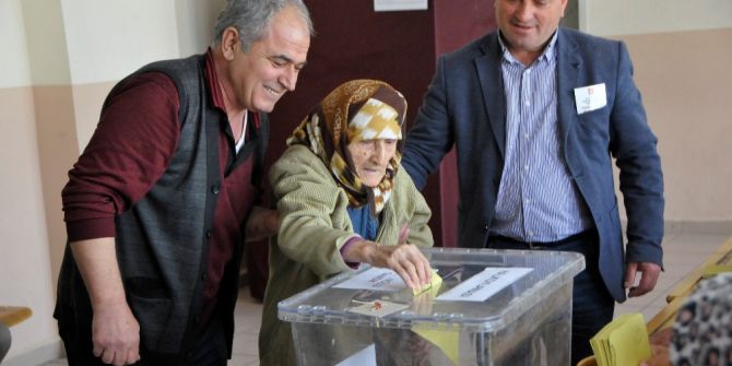 “Asırlık Çınarlar” Oy Kullanmaya Geldi