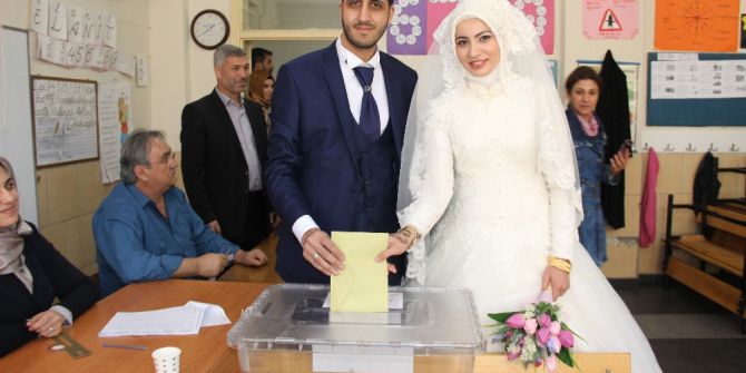 Gelin Ve Damat Düğünden Önce Sandık Başına Gitti
