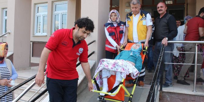 71 Yaşındaki Hasta Kadın Ambulansla Gelerek Oy Kullandı