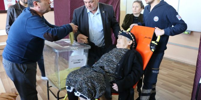 Asiye Nine Sedye İle Oy Kullandı