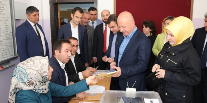 Kocasinan Belediye Başkanı Çolakbayrakdar Oyunu Kullandı