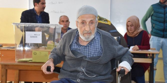 93 Yaşında, Tekerlekli Sandalyeyle Oy Kullandı