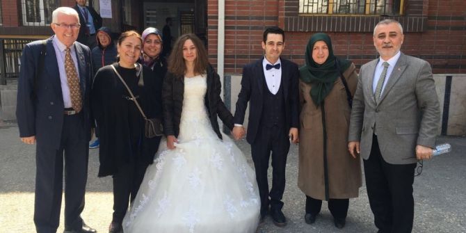Gelinlik Ve Damatlıkları İle Oy Kullanmaya Gittiler