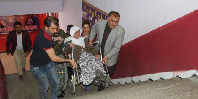 90 Yaşındaki Görme Engelli Oyunu Kullandı