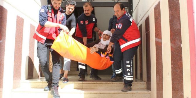 Siirt’te 80 Yaşındaki Kadın Sedye İle Sandığa Gitti