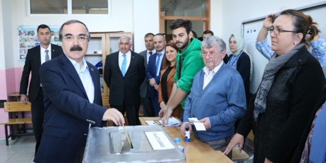 Vali Coş Eşiyle Birlikte Oy Kullandı