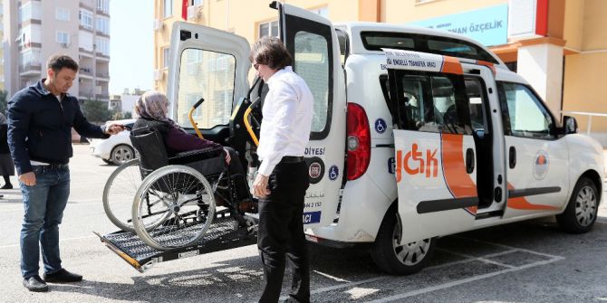 Mersin’de Engelliler Sandığa Araçlarla Taşındı
