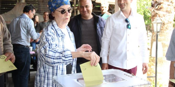 Ünlü Oyuncu Fatma Girik Hasta Yatağından Kalkıp Oy Kullandı