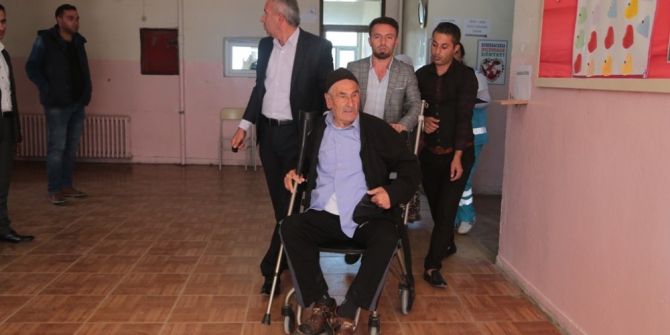 Silopi’de Felçli Hastalar Sağlıkçıların Yardımı İle Oy Kullandı