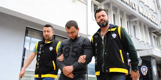 Kafasına Şişe İle Vurduğu Arkadaşını Bıçakla Öldürdü