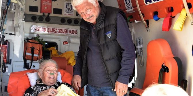 Ünlü Oyuncunun Kayınvalidesi Oy Kullanmaya Ambulansla Geldi