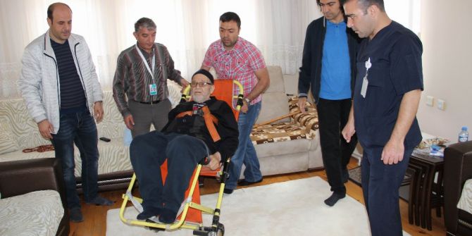 81 Yaşındaki Yaşlı Adam Sedye İle Oyunu Kullandı