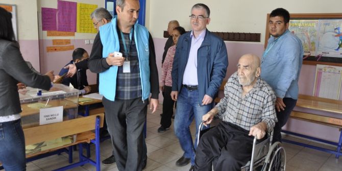 Hasta Ve Yaşlılar Ekiplerin Yardımıyla Sandığa Gitti