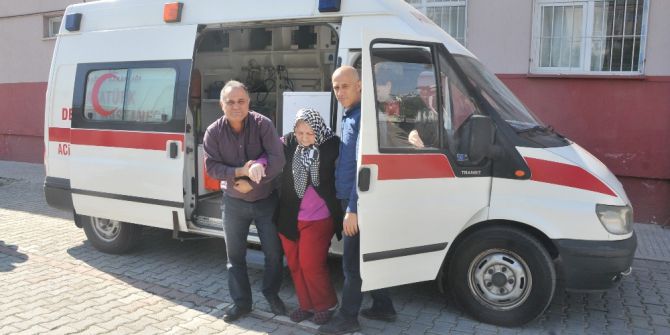 Oy Kullanmaya Ambulansla Geldi