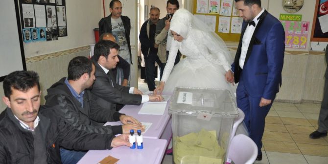 Gelin Ve Damat Sandık Başında