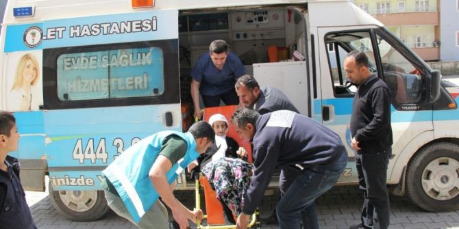 Sağlık Ekipleri Hastaları Sandık Başına Taşıyor