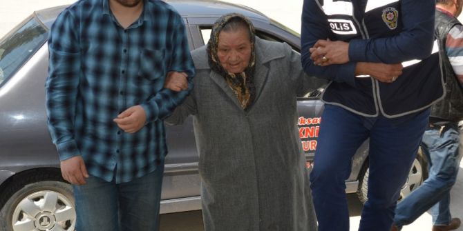 Yaşlı Kadının Oy Kullanmasına Polis Yardım Etti