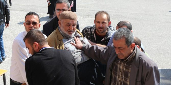 150 Kiloluk Yaşlı Adam Sıra Üstünde Sandık Başına Götürüldü