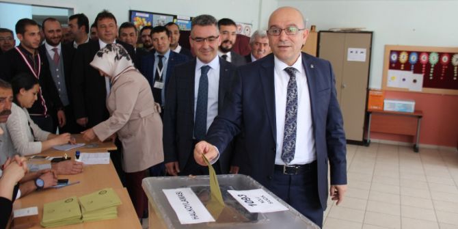 Ak Parti İl Başkanı Özden Oyunu Kullandı