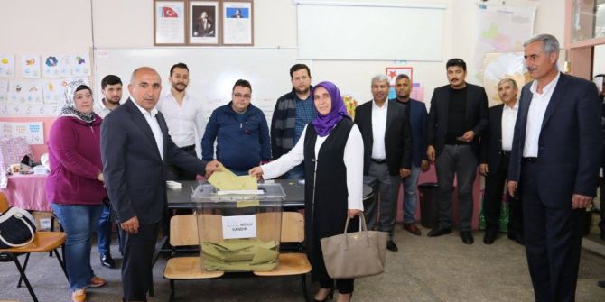 Başkan Kara Eşi İle Birlikte Oyunu Kullandı