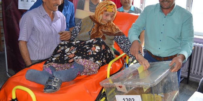 114’lük Ayşe Nine Sedyede Oy Kullandı