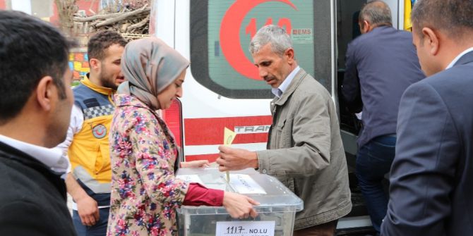 96’lık Vatandaş Oyunu Ambulansta Kullandı