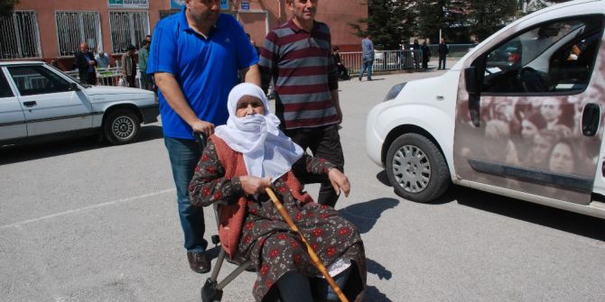 79 Yaşındaki Nine Oy Kullanmaya Tekerlekli Sandalye İle Gitti