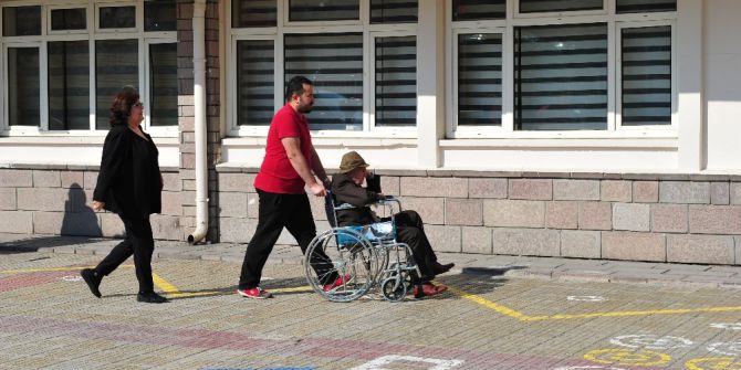 Oy Kullanan Yaşlı Ve Engelliler Gençlere Örnek Oldu