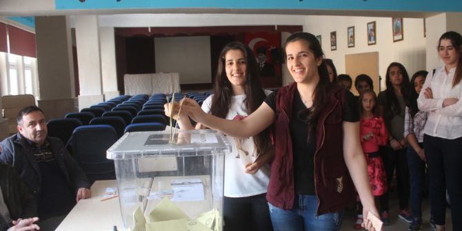Mardinli İkizler İlk Defa Oy Kullandı