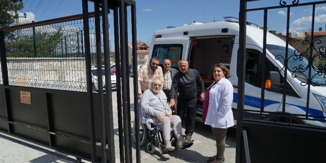 Yürüme Engelli Vatandaş, Ambulansla Oy Kullanmaya Getirildi